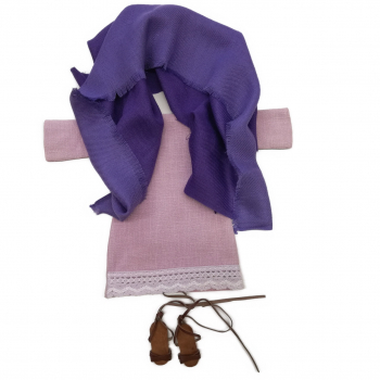 Roséfarbenes Kleid mit zarter Spitze plus violettes Tuch